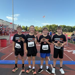 Horizon 5-6 Club runners with their Top Ten awards